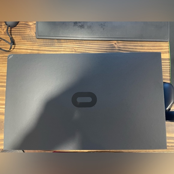 Oculus Quest 128 Gigabytes and Travel Case - Picture 3 of 11